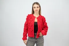 Cárdigan celeste de lana merino con diseño calado en color crudo y botones de nácar.