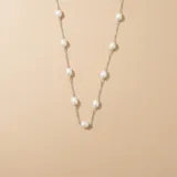 Gargantilla de cadena fina de plata 925 con perlas de río naturales distribuidas a lo largo de toda la pieza.