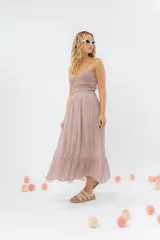 Vestido largo negro con top tejido en crochet y falda de gasa liviana con caída natural. Escote halter con breteles que atan al cuello y detalle de puntilla en la unión del busto.