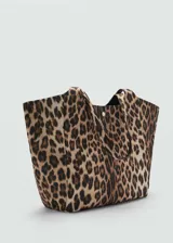 Bolso tipo shopper de tamaño grande, confeccionado en tejido de nylon con estampado animal print de leopardo. Cuenta con doble asa, cierre principal de cremallera y cierre metálico a presión.