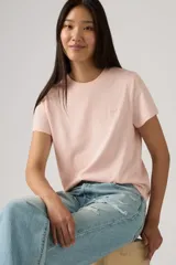 Remera de algodón color rosado, con cuello redondo y mangas cortas.