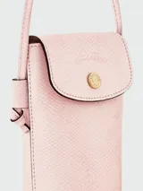 Funda para teléfono Longchamp de la línea Épure, confeccionada en cuero color celeste con solapa frontal, cierre de botón a presión dorado y correa fina cruzada.