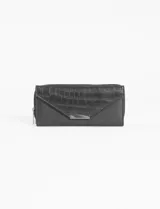 Billetera rectangular negra con textura símil cocodrilo en la solapa y cierre de metal plateado.