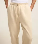 Pantalón de corte recto confeccionado en tejido de algodón y poliéster, con cintura elástica, cordón de ajuste y bolsillos laterales.