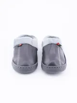Pantuflas cerradas color marrón con interior de piel sintética gris.