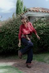 Camisa de algodón color bordó, con cuello alto tipo mao, mangas largas con puños elásticos y detalle de bordado en el pecho.