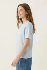 Remera celeste de manga corta con estampa en la espalda de flores y la leyenda "Summer Surf Sessions".