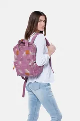 Mochila de lona azul con estampado floral, asas de mano superiores unidas por una tira con broche, detalles en cuero sintético marrón, bolsillo frontal con cierre y compartimentos laterales.