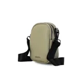 Bandolera de cuero sintético color negro, con doble cierre superior y correa de galón ajustable. Incluye un bolsillo interior de fácil acceso.