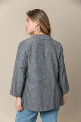Blazer gris de lino y viscosa, con mangas 3/4, solapa entera, cierre de un botón y bolsillos delanteros.