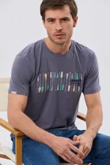 Remera de manga corta color gris, con cuello redondo y estampado frontal multicolor con diseño de remos y tipografía de la marca.