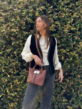 Jean estilo carrot de color negro gastado, con tiro alto y confeccionado en denim con lycra.