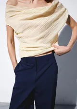 Pantalón de vestir azul marino de tiro bajo y diseño recto, con trabillas, bolsillos laterales y cierre oculto.