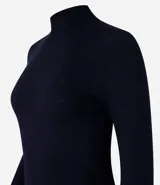 Blusa de manga larga confeccionada en viscosa sostenible, color azul marino, con cuello alto.