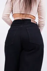 Pantalón negro de jean, corte wide leg.