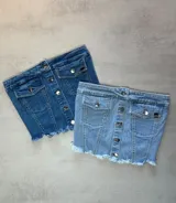 Top strapless de jean con botones blancos y ruedo desflecado.