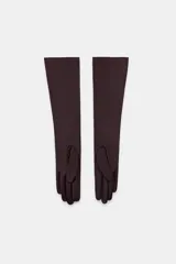 Guantes largos de piel, con diseño elegante y acabado liso.