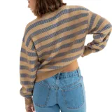 Buzo de punto a rayas horizontales en tonos beige y azul, con cuello alto y cierre frontal parcial tipo quarter zip, de manga larga y puños acanalados.