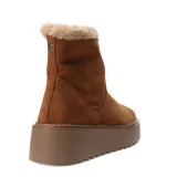 Botas de caña corta color marrón camel, confeccionadas en gamuza con interior forrado en piel sintética. Presentan una suela de plataforma dentada en tono a juego.