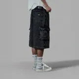 Bermuda de jean negra con efecto lavado, corte holgado y bolsillos cargo laterales.