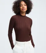 Blusa de tricot ligero color marrón, de manga larga, cuello alto y diseño acanalado al cuerpo.