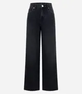 Pantalón de jean estilo wide leg color negro, con cintura media, cierre frontal con botón y cremallera, bolsillos funcionales y bajo recto.