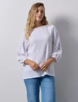 Blusa amarilla texturada con escote redondo y mangas 3/4 con puño elastizado. Aplique de broderie en escote y mangas. Marca Ruby Rd.