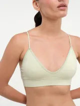 Bralette de tejido acanalado en color verde claro, con diseño triangular, breteles finos y banda elástica en la base.
