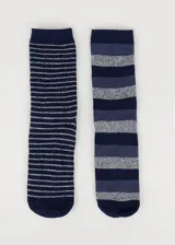 Pack de dos pares de medias de media caña, con felpa y diseño a rayas horizontales en tonos azul marino y gris.
