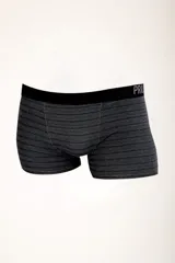 Pack de dos boxers de largo medio, uno a rayas horizontales y otro con estampado de triángulos. Ambos con elástico visible en la cintura con la marca. Confeccionados en poliéster, algodón y elastano.