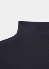 Camiseta de cuello alto y manga larga, con diseño entallado al cuerpo.