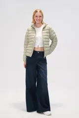 Campera puffer negra de nylon con capucha y cierre frontal.