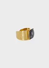 Anillo dorado ajustable de acero quirúrgico hipoalergénico con piedra sintética cuadrada color gris veteado.