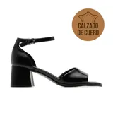 Sandalia de cuero negro con taco alto ancho, tira delantera ancha y tira ajustable en el tobillo con hebilla metálica.