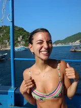 Conjunto de bikini con estampado de rayas multicolores. El top presenta un diseño con aros y breteles finos, mientras que la bombacha es de corte clásico.