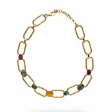 Collar de eslabones estilo cadena de acero inoxidable dorado, con piedras naturales incrustadas de diversos colores y formas ovaladas. Posee cadena de alargue para ajustar el largo.