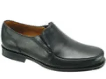 Zapato de vestir para hombre tipo mocasín, confeccionado en cuero negro con diseño de punta redondeada y suela plana.