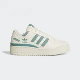 Championes Adidas Forum Bold Stripes, color blanco hueso con detalles en celeste. Presentan las tres tiras laterales de Adidas en gamuza celeste.
