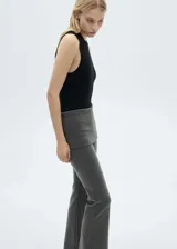 Pantalón de tiro medio con diseño flare y cintura con vuelta elástica. Confeccionado en tejido mezcla de algodón y poliéster.