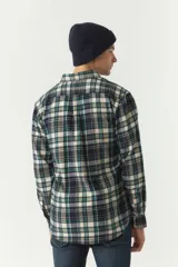 Camisa de viyela a cuadros en tonos rojo, azul y beige, de corte regular y manga larga.