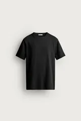 Camiseta slim fit de color azul marino, con cuello redondo y manga corta.