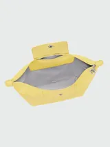Mochila de diseño minimalista en color beige, con cierre superior de cremallera y solapa frontal con botón a presión. Presenta un asa superior y correas ajustables, con el logo de la marca grabado en la solapa.
