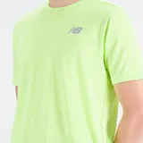 Remera deportiva New Balance color verde flúor con logo reflectivo en el pecho.