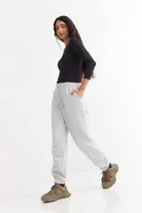Pantalón jogger de felpa en color gris melange, con cintura elástica ajustable mediante cordón y puños elásticos en los tobillos.
