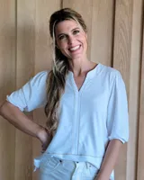 Remera blanca de algodón con mangas 3/4 abullonadas y escote en V con detalle de costuras a contratono.