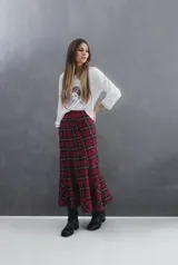 Pollera larga de corte recto con estampado de cuadros escoceses en tonos rojos, negros y amarillos. Presenta un diseño clásico con cintura alta.