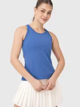 Conjunto deportivo compuesto por una musculosa azul de corte atlético y una pollera blanca plisada de estilo tenista.