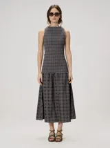 Vestido midi sin mangas de silueta en A y escote redondo, con diseño geométrico de inspiración op art y detalle de fruncido elástico en el cuerpo, confeccionado en algodón.