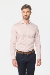 Camisa de vestir blanca de corte clásico, con mangas largas, cuello camisero y cierre frontal de botones.