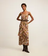 Vestido midi evasê de viscosa con estampa de follaje y flores, escote cuadrado, breteles anchos y volados en capas en la falda.